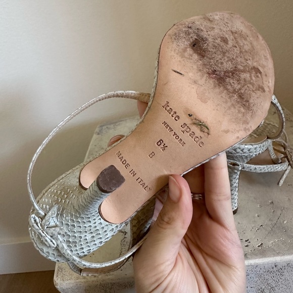 Kate spade snakeskin grey silver leather strappy bow heeled sandals size 6.5 - Picture 4 of 4